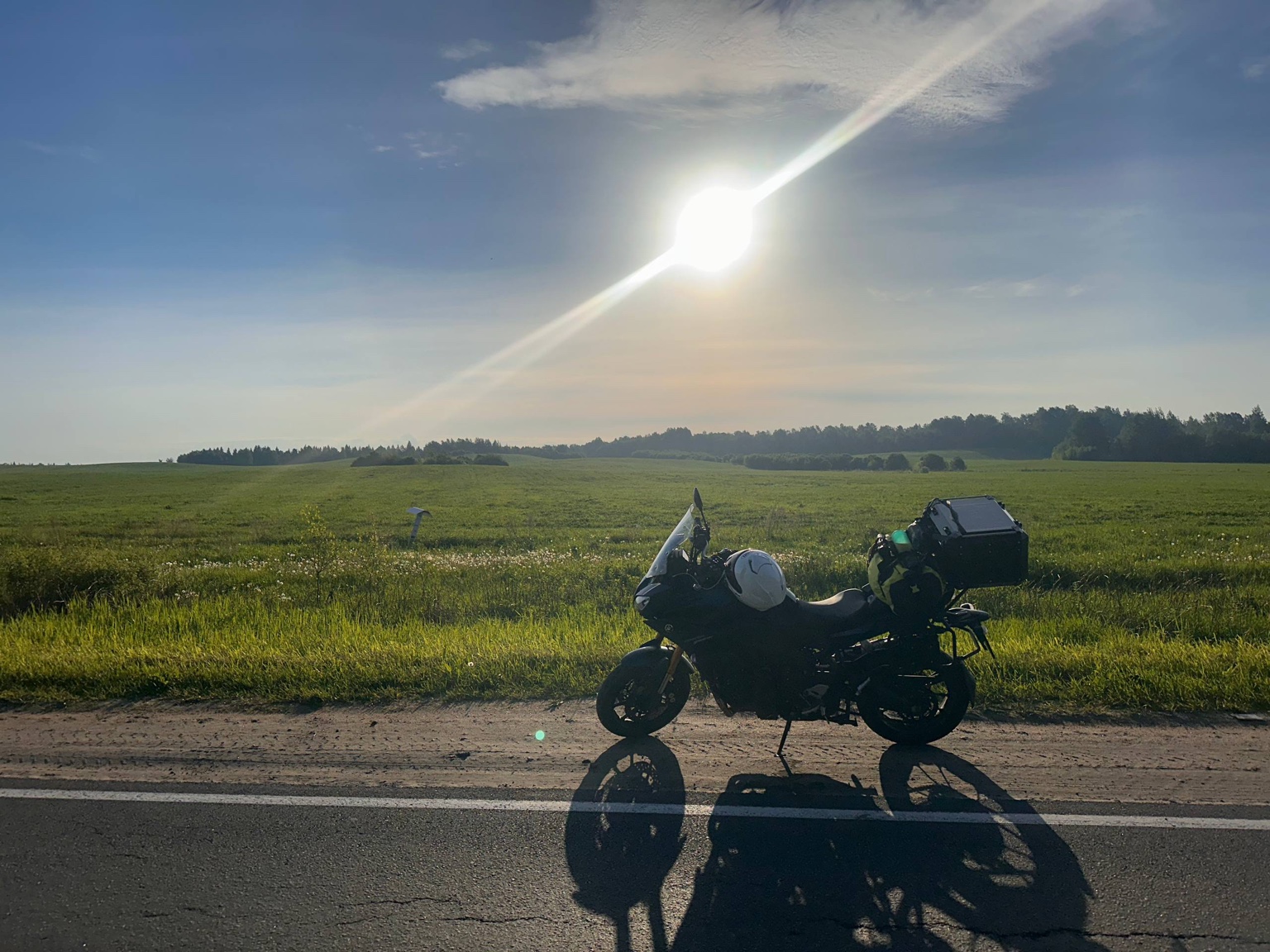 Yamaha Tracer на утренней дороге